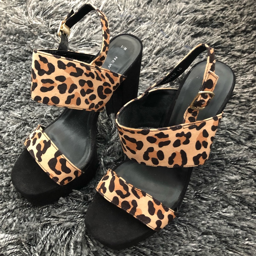 Leopard print platform sandals, size 7